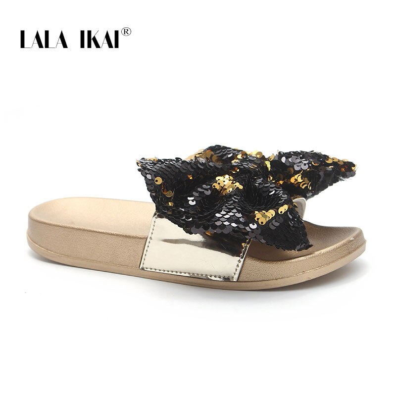 LALA IKAI femmes été pantoufles bout ouvert Bling grand noeud noeud tongs talons plats plage intérieur maison dames pantoufles XWA11118-4: GLD / 37