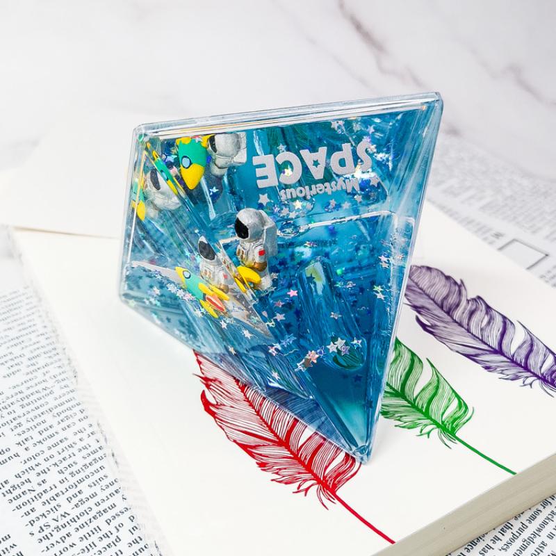 Modern simple floating liquid quicksand astronaut astronaut oil leakage paperweight pen holder TV cabinet living room decoration