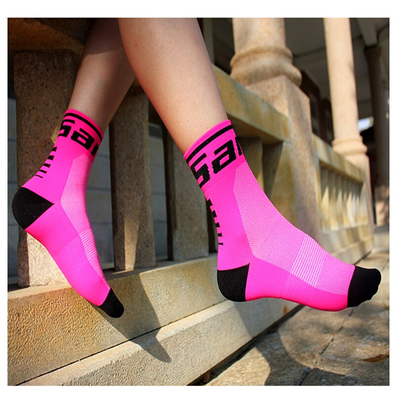 Santic cyclisme chaussettes hommes femmes Anti-transpiration Sports de plein air en cours d'exécution respirant Sport Calcetines vélo vélo Meias SK0016
