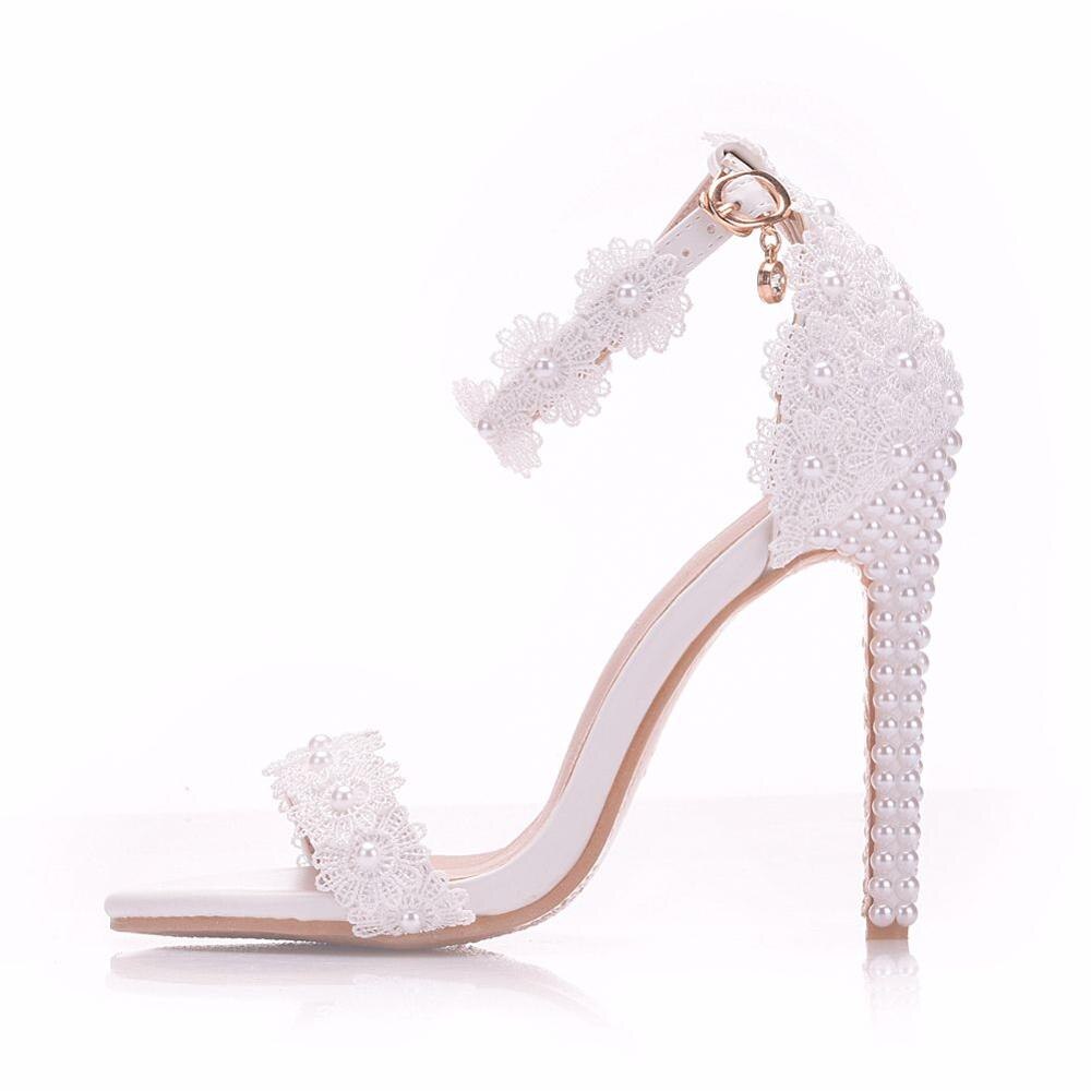 Cristal reina mujeres encaje de perlas zapatos de boda fino tacones altos flores blancas sandalias de novia mujeres verano Up boda zapatos mujer: 39