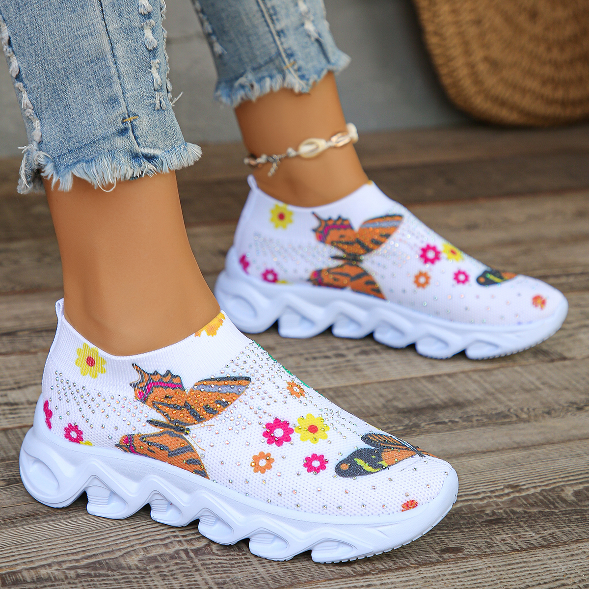 Scarpe da ginnastica lavorate a maglia con farfalla di cristallo moda scarpe da donna estate 2024 mesh traspirante slip on piattaforma appartamenti casual da donna tennis