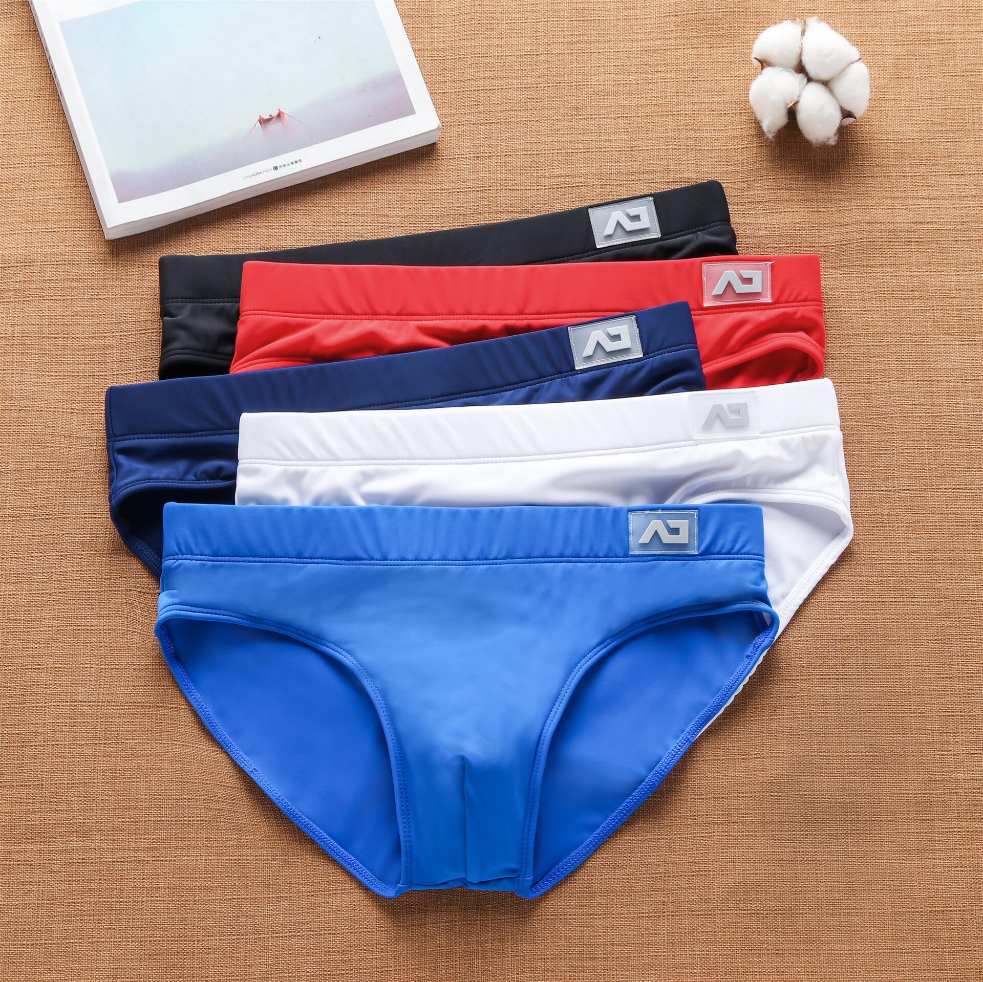 Brand Men&#39;s Underwear Sexy Comfortable Fitting Briefs Solid Color Tight Stretch Simple Beach Pants Underpants