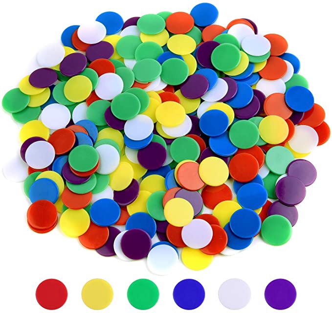 500 stykker tællere tæller chips plastmarkører blandede farver til bingo chips spil tokens, indeholder hvid, blå, grøn, gul,