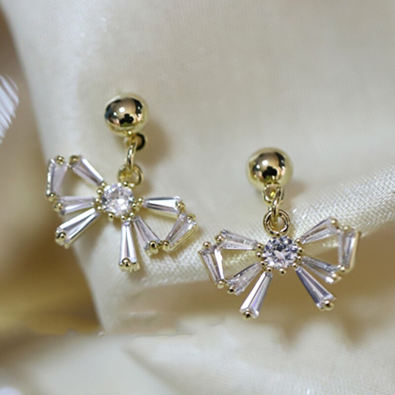 Oorbellen Blomdahl titanium boogje goudkleurig met crystal steentjes - – Staartjes en Strikjes