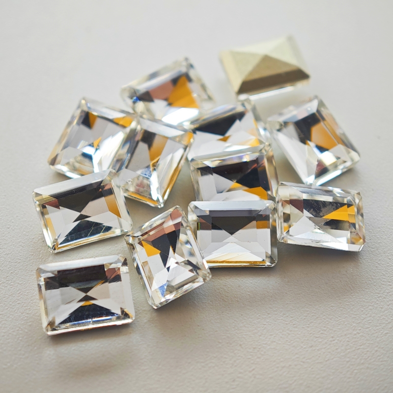 50 stuks 6x8mm rechthoekige haakse nagelaccessoires kleurrijke super glanzende K9 diamant puntige bodem onregelmatige nageldecoratie