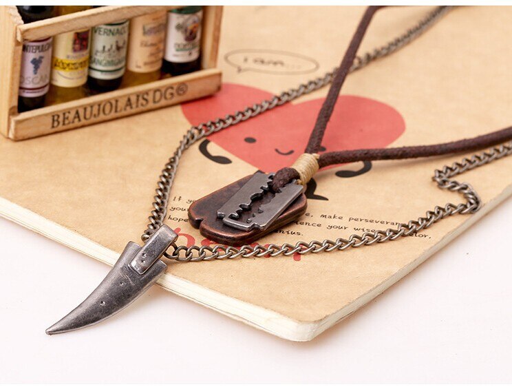 Vintage Mens Necklace Alloy Animal Wolf Tooth Razor Blade Pendants Necklace Multilayer Metal Chain Choker Male Punk Jewelry: brown