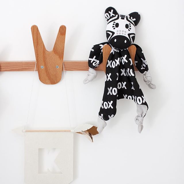 Troostende Bib Burp Bite Pasgeboren Konijn Kat Slapen Poppen Bunny Giraffe Play Beveiliging Kids Carriage Speelgoed Handdoek Ins Voor Xmas: black