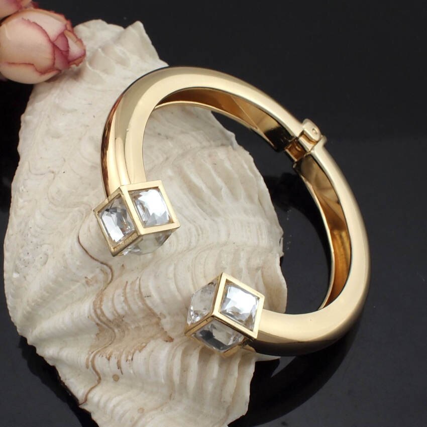 UKMOC Mode Vrouwen Lichtmetalen Plein Crystal Armbanden Gouden Kleur En Zilver Kleur CC Manchet Armbanden Statement Sieraden B126