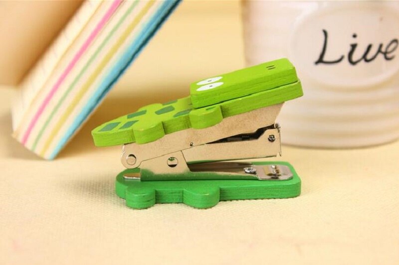 HKYSHP Korea creatieve briefpapier leuke cartoon Houten geschilderd nietmachine mini nietmachine school kantoorbenodigdheden: green