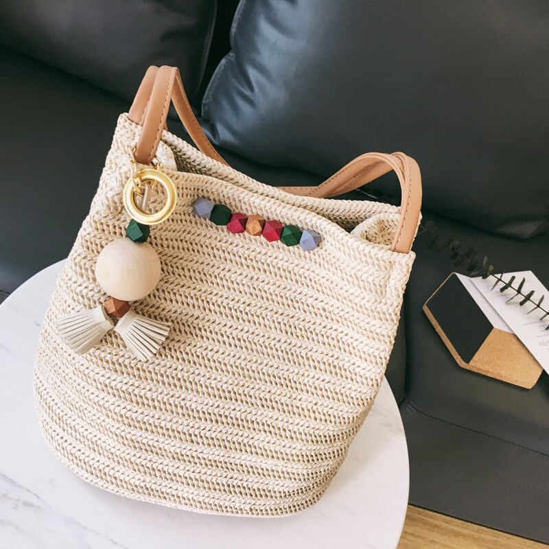 Grânulos de madeira feminino decoração lazer saco de palha ombro tecido balde saco selvagem borlas bola de cabelo praia bolsa