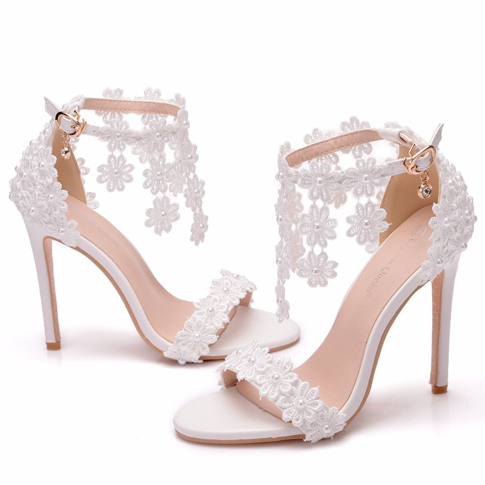 Crystal queen kvinder ankelrem sandaler hvide blonder blomster perle kvast superhæl fine høje hæle slanke brude bryllupssko