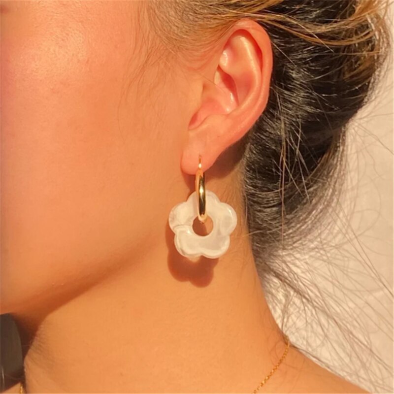 Retro Daisy Flower Resin Earrings Minimal Jewelry Neon Hollow Flower Blossom Acrylic Hoop Earrings Flower-shaped Resin Acetate
