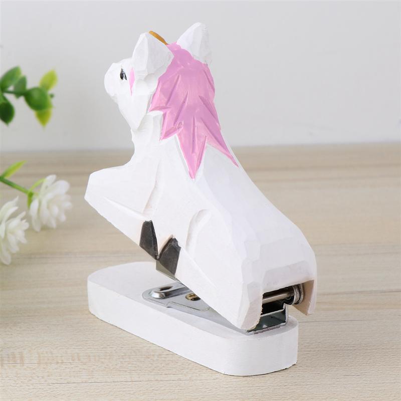 Mini agrafeuse en bois avec sculpture sur bois d'animaux créative 3D licorne pour papier, fournitures scolaires et de bureau décoration de bureau, envoyer des agrafes
