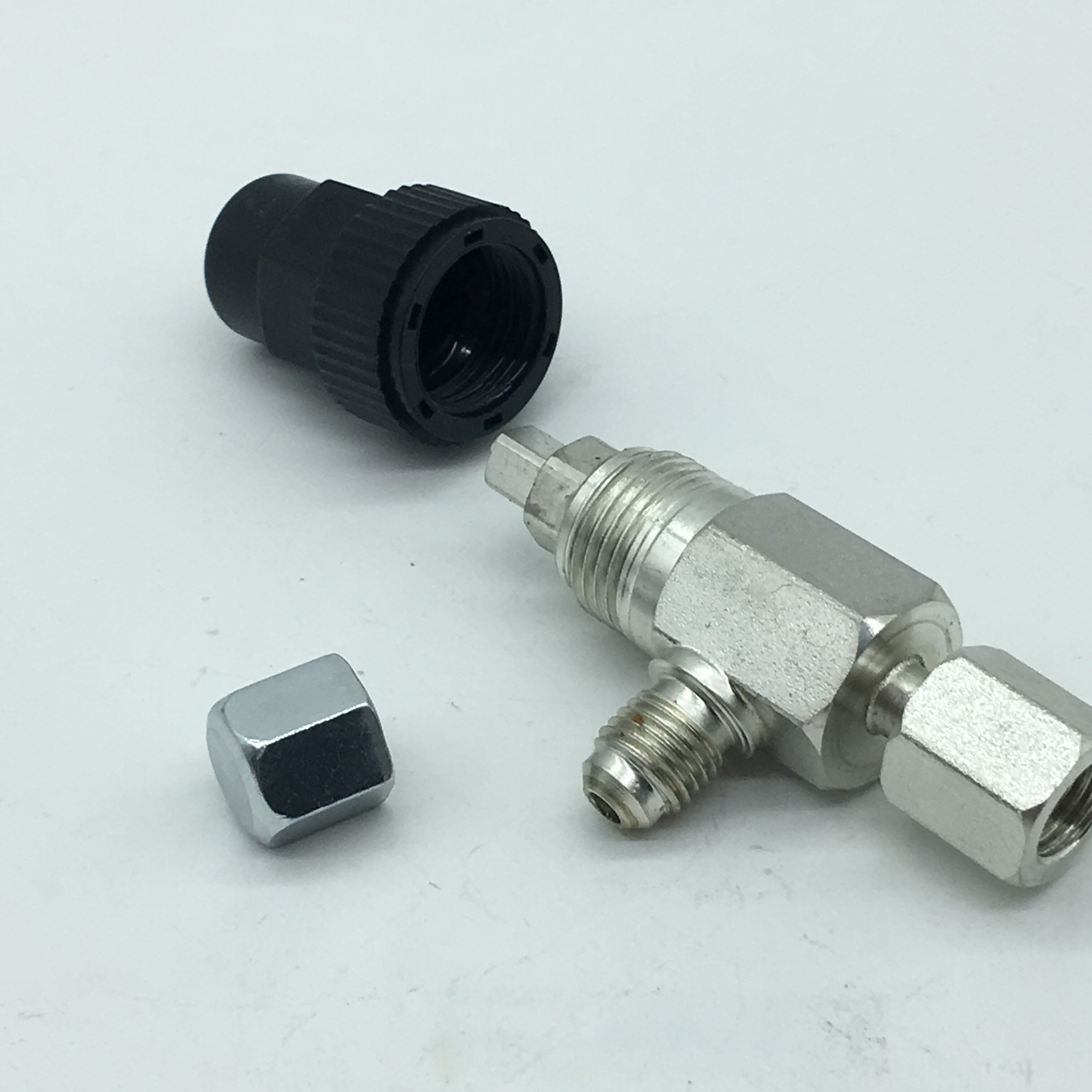 Vertical Rotalock shutoff valve is usually working together with angle valve of liquid refrigerant reciever for charging, etc.