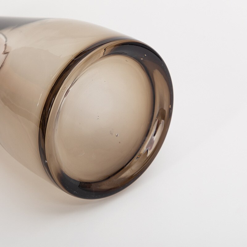 Glazen fles met kleurverloop, kunstmatige geblazen kleur, vaas met watercultuur, simulatie van bloemenknutselwerkjes, bloemenfles