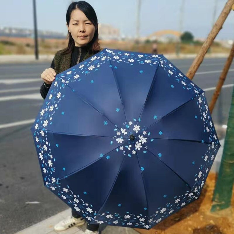 10 k plus størrelse kvinder solrig og regnfuld paraply tre-foldet sort belægning solcreme uv parasol vindtæt stærk regn paraply: 04