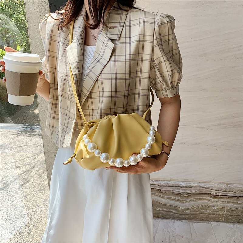 Pearl sweet cloud-väskor små crossbody-väskor i pu-läder för kvinnor enfärgade axelhandväskor kvinnlig crossbody-väska
