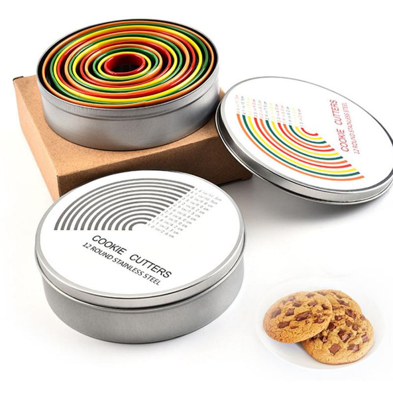 Lot de 12 emporte-pièce rond emporte-pièce cercle Biscuits découpeurs avec rangement étain pour pâte pâtisserie beignet Fondant plastique pâtisserie gâteau