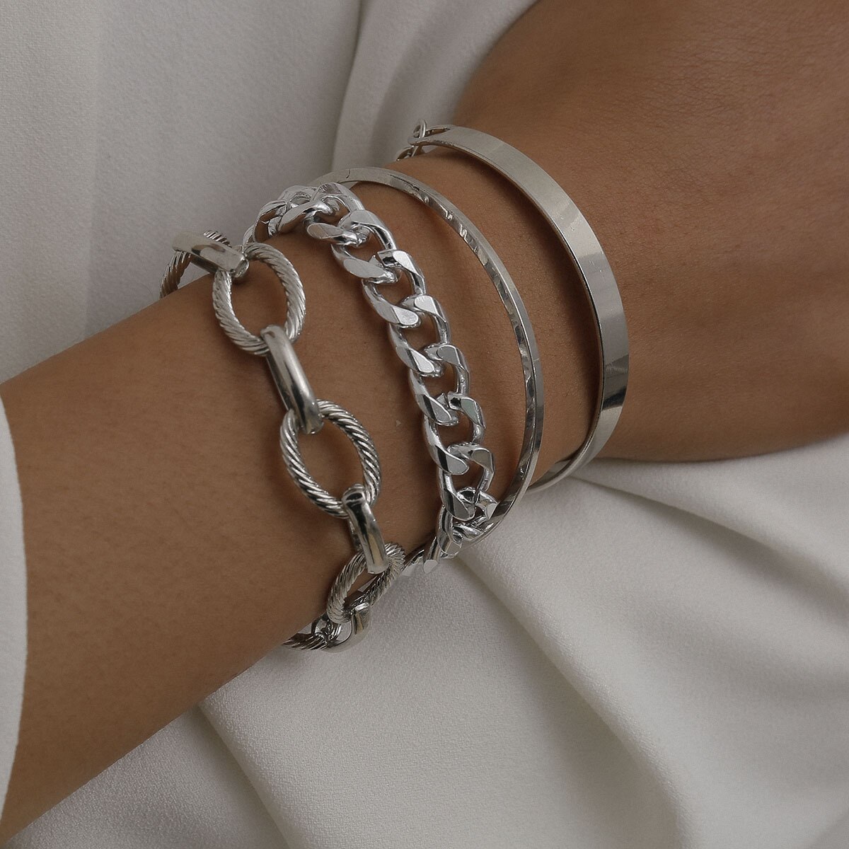 Guld sølv farve flad slange kæde twist armbånd til kvinder statement vintage armbånd punk smykker pulseras: Sølvfarvet