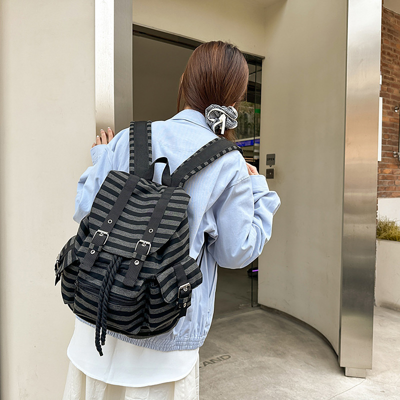 2025 Nowy koreański plecak w paski dla kobiet Modny, mały i wyjątkowy, duża pojemność, wszechstronny, plecak studencki