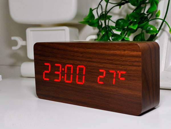 LED Intelligente Voice Control Wekker Met Thermometer, Houten Houten Klok, Digitale Horloge Klok, elektronische Klok En Kosten: Brown red light