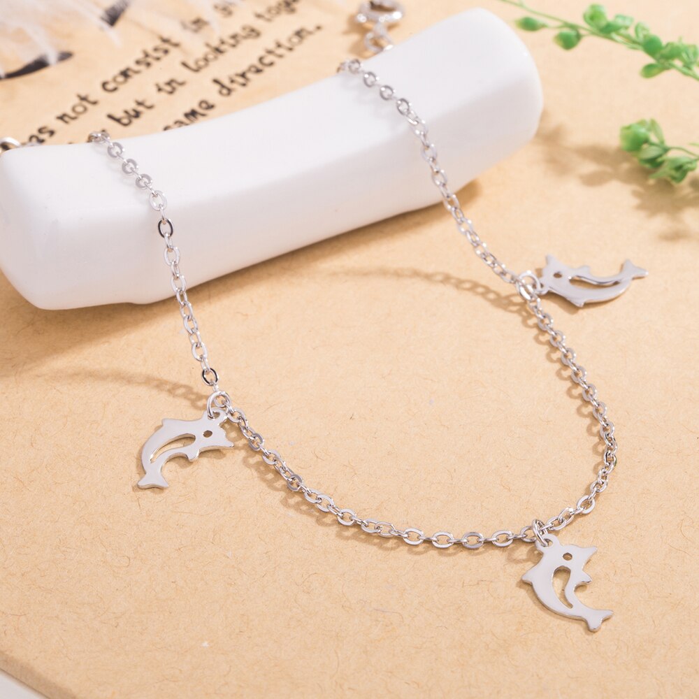 Delfin-fußkettchen mit glöckchen und kette, ideal für damen, perfekt für den sommer am strand oder barfuß. 925- reihige sterlingsilber-ketten.