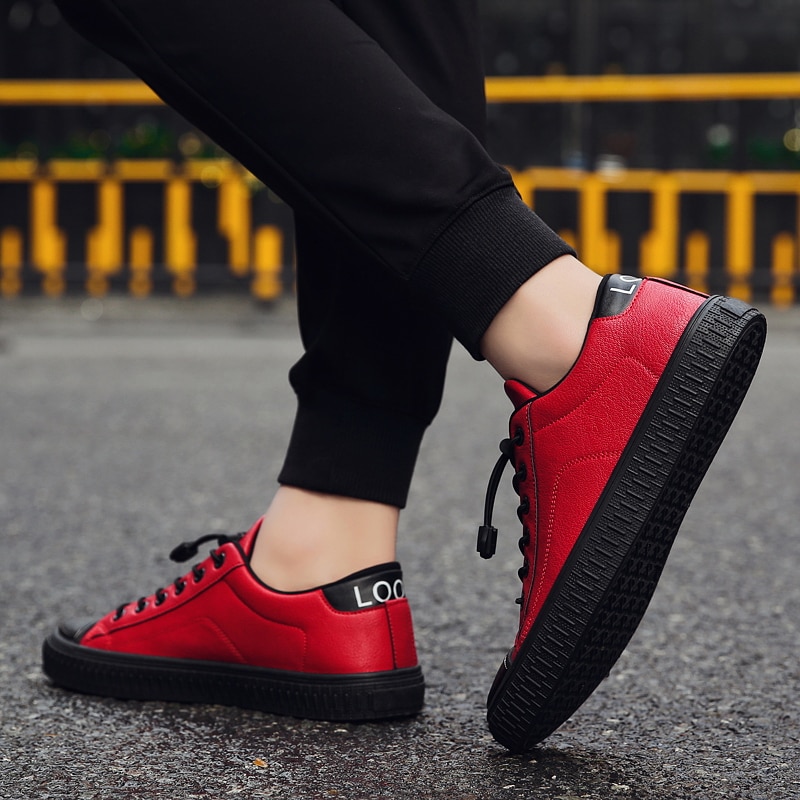Qwedf mænd fritidssko pu læder sneakers mænd lejligheder vulkaniserede sko udendørs zapatos de hombre sort  a8-102