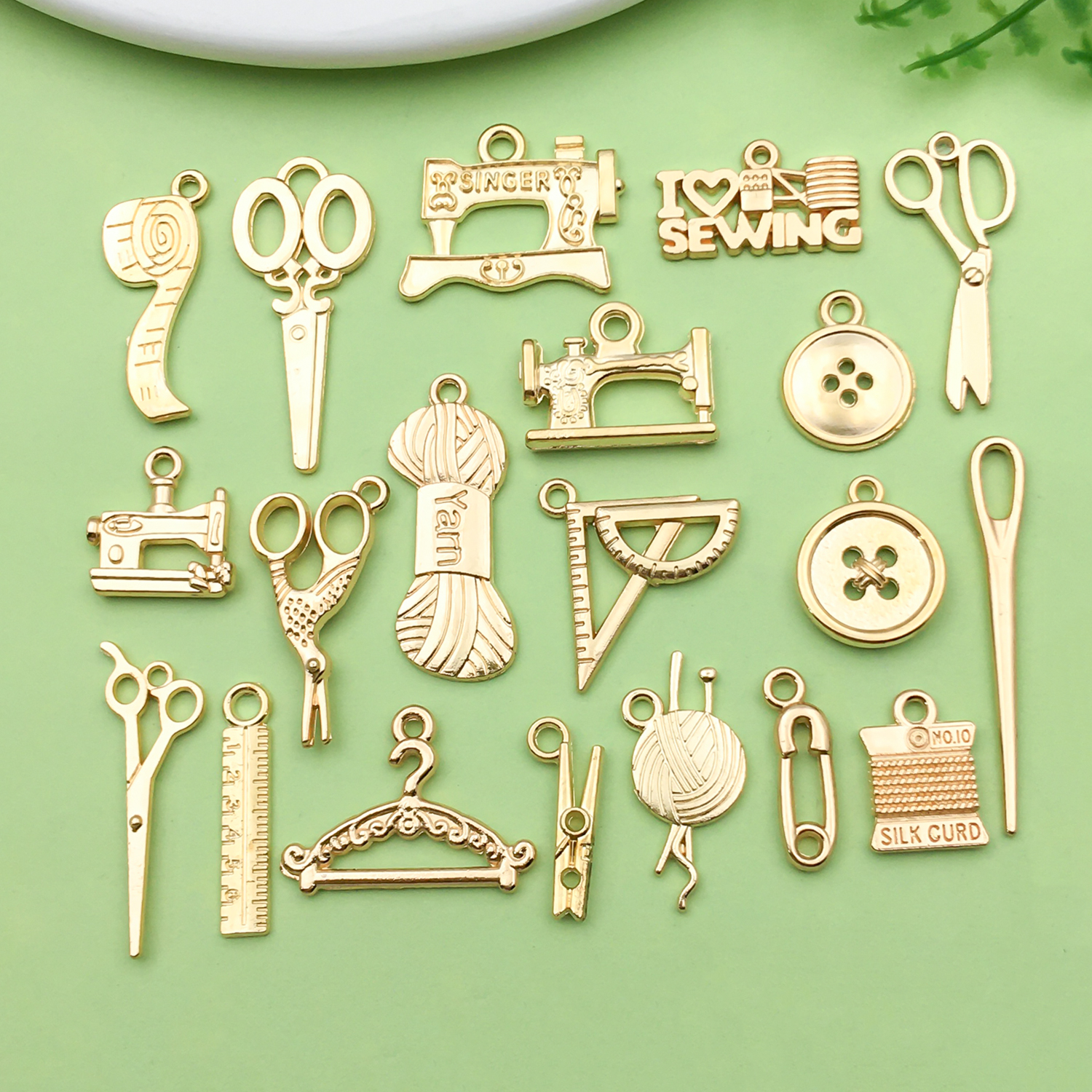 20/100 pièces outils de couture Vintage breloques ciseaux en alliage, boutons, Machine à coudre, pendentif de canette pour accessoires de fabrication de bijoux à bricoler soi-même: Pistolet noir plaqué