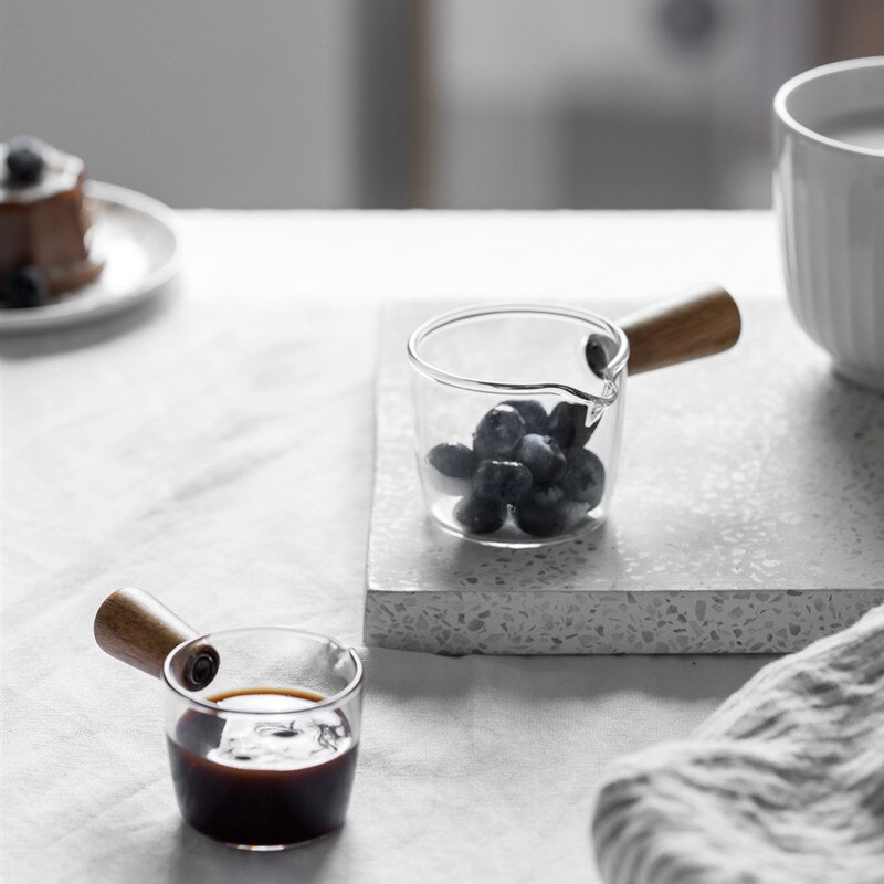 Taza de leche pequeña de vidrio, minijarra de leche con mango de madera, jarra de leche, taza de leche de miel, condimentos, plato pequeño, cubo occidental para restaurante y carne