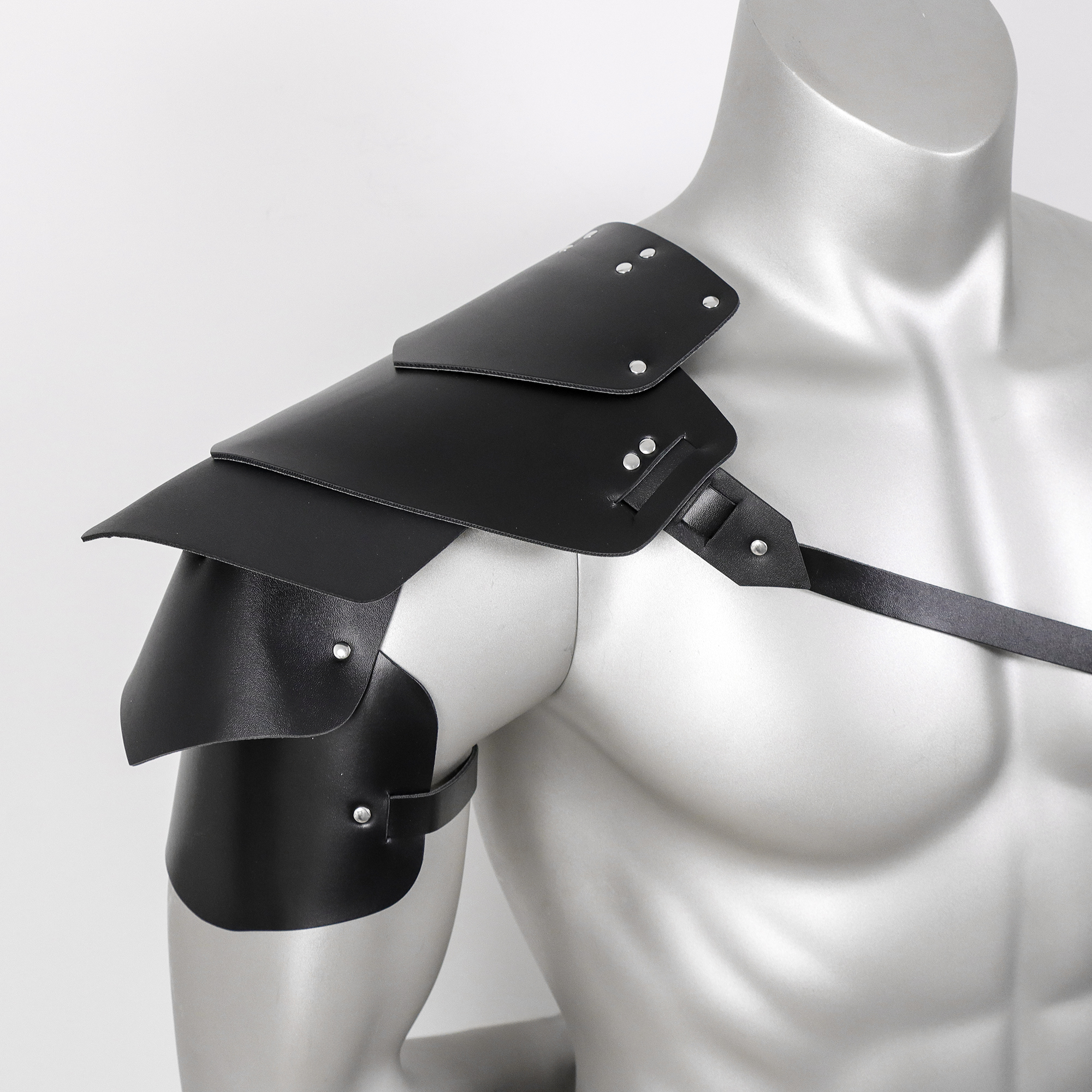 Armatura per spalla da cavaliere medievale - Pauldron in pelle PU realizzato a mano con vestibilità regolabile per costume di Halloween, LARP, articoli per feste