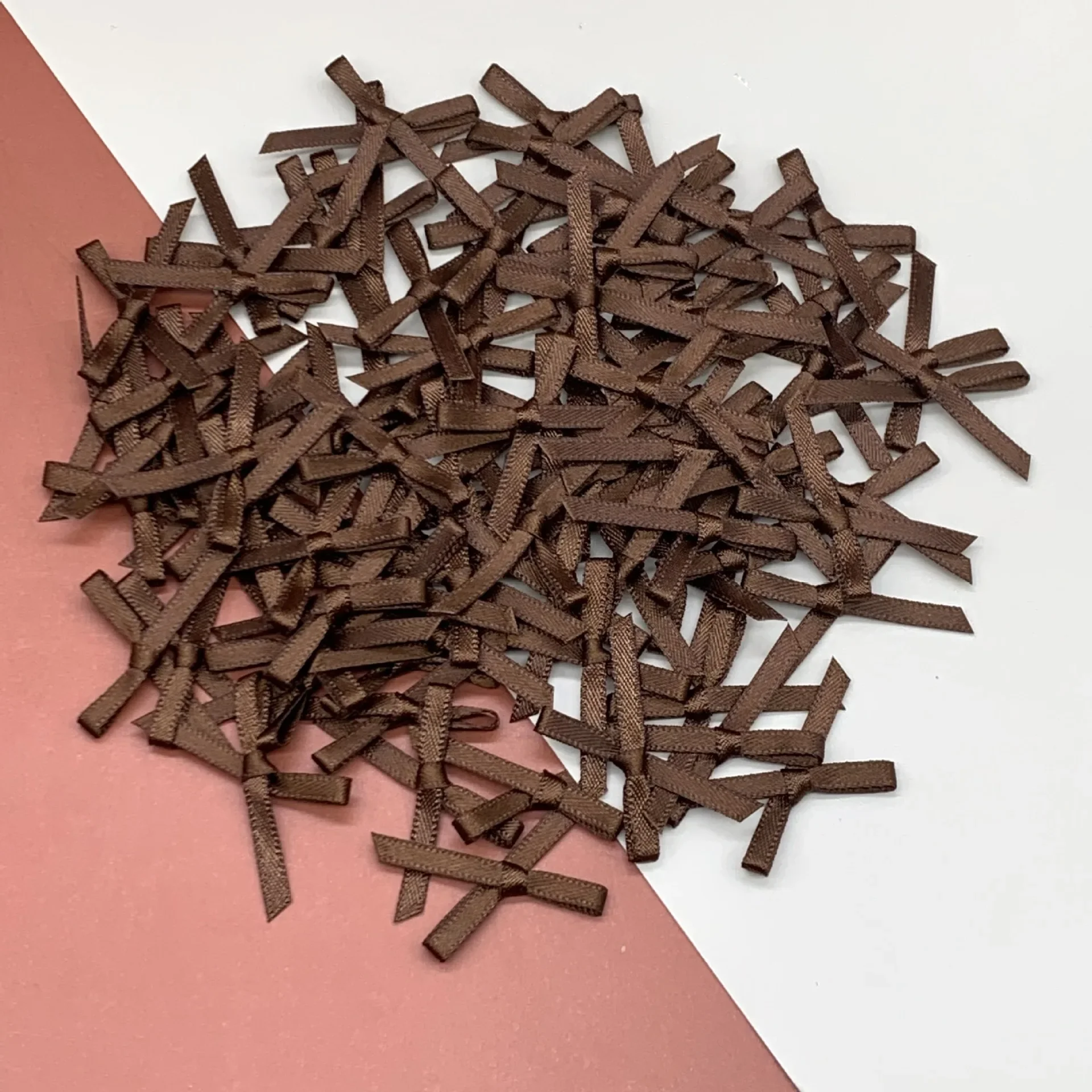 100 Uds Mini cinta de raso flores lazos lazos artesanía Scrapbooking adorno proyectos de bricolaje pajaritas decoración pinzas para el cabello lazos para el cabello de mascotas: Marrón