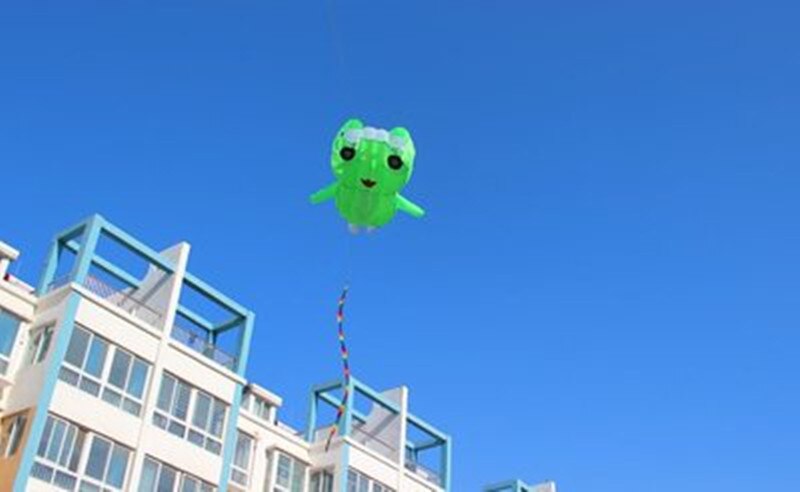 Zachte kikker vlieger dierenvlieger lange staart ripstop buitensporten vlieggereedschap kinderen automatische opblaasbare vlieger met 100m lijnen