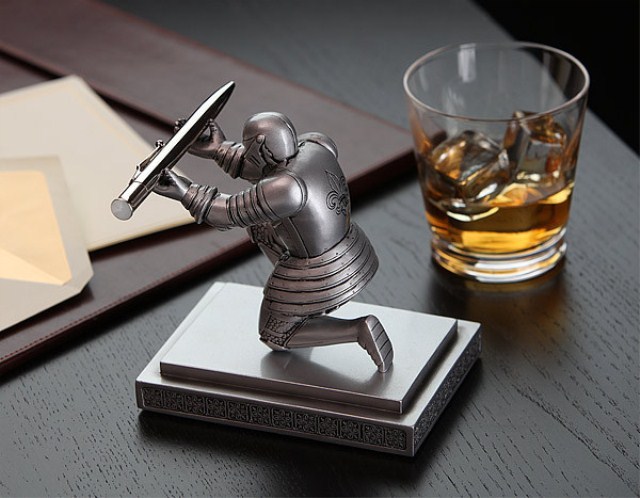 Udøvende soldat ridder pen holder, pen holder desktop rustning hero pen holder, papirvarer