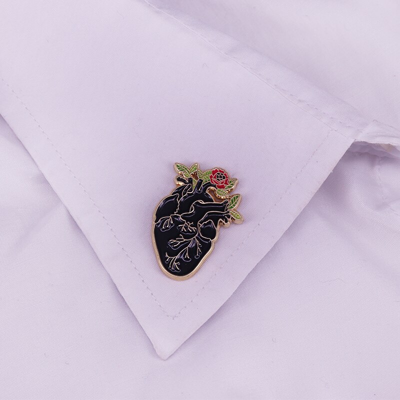 Svart hjärta anatomi blomma lapel pin badge anatomisk gotisk emalj pin