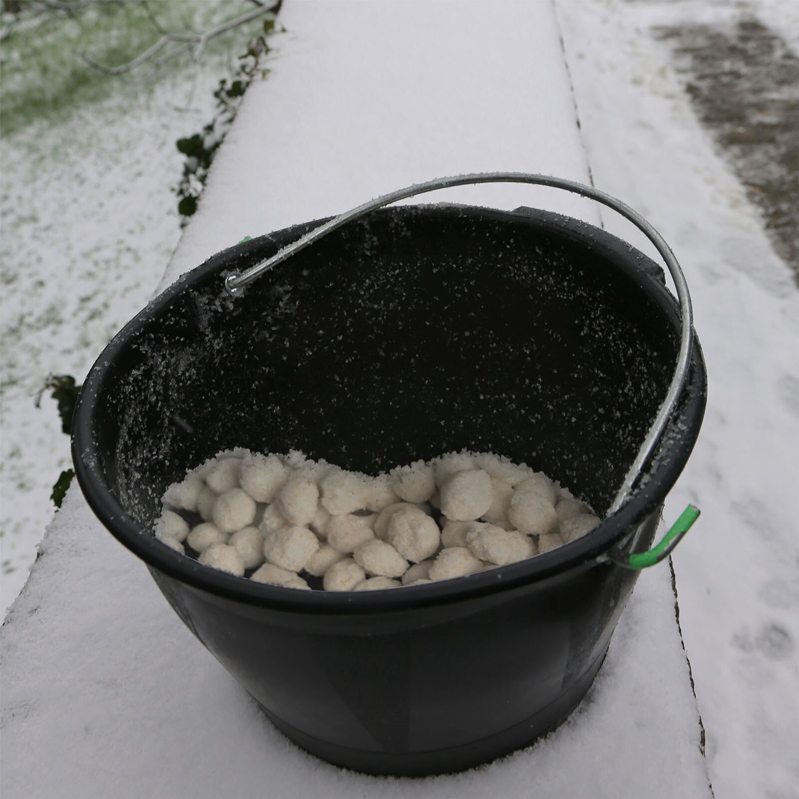 100G Ice Slicer Ice Melt Salt For Walkways Roadway Glass Melting Snow In Winter Deicing Agent Glass Eco Friendly Deicing Agent