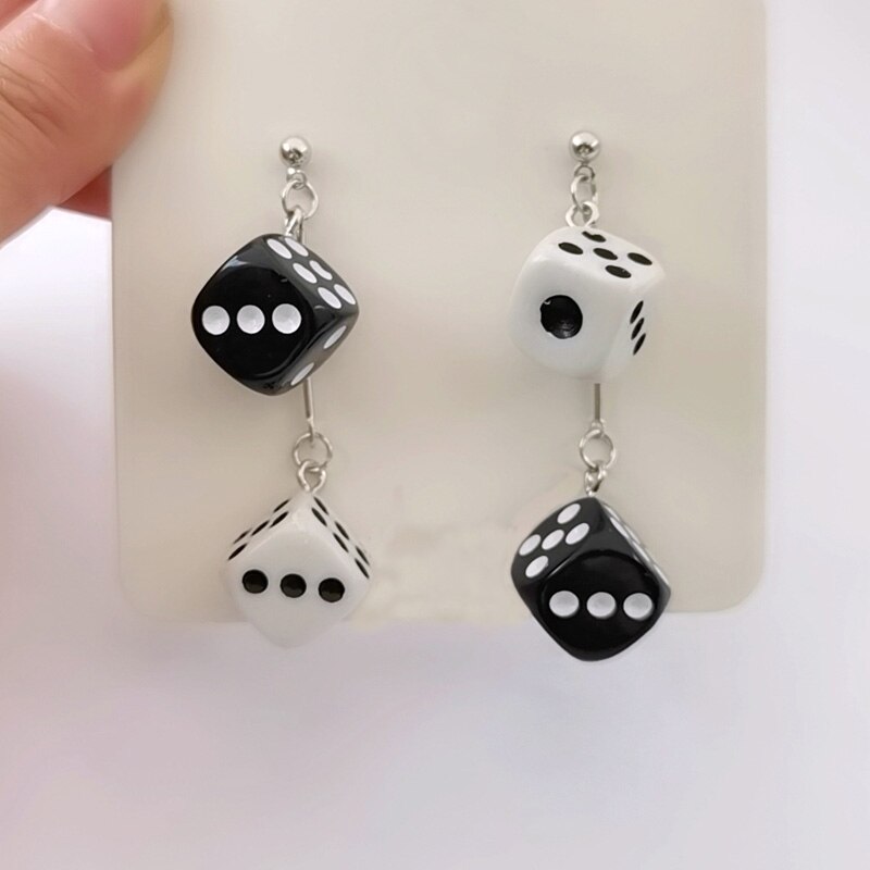 Pendientes de dados blancos y negros, diminutos dados colgantes, pendientes colgantes de dados de la suerte, de póker, pendientes de buena suerte con tema de Casino