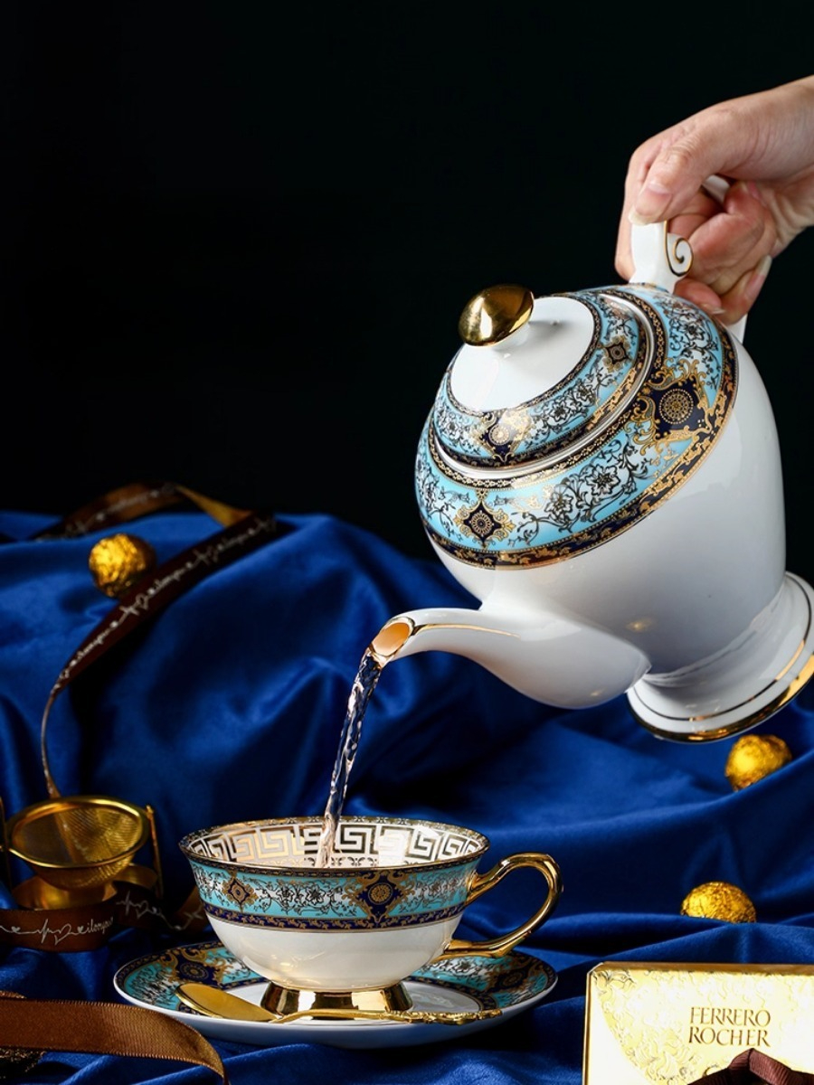 impostato di tazze da caffè e piattini per tazze d... – Grandado, image size:900x1200