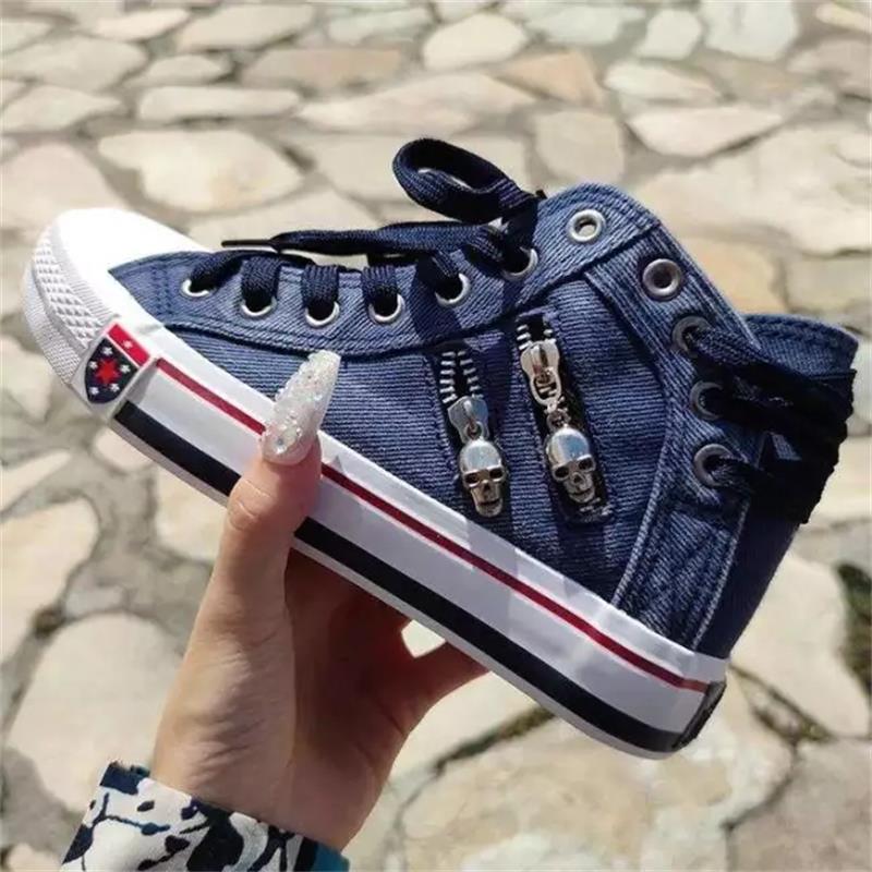 Zapatillas de tela vaquera con punta redonda y tacón plano para mujer, Zapatos de deporte informales clásicos, cómodos, con cordones, decoración de calavera de Metal, 3KC029