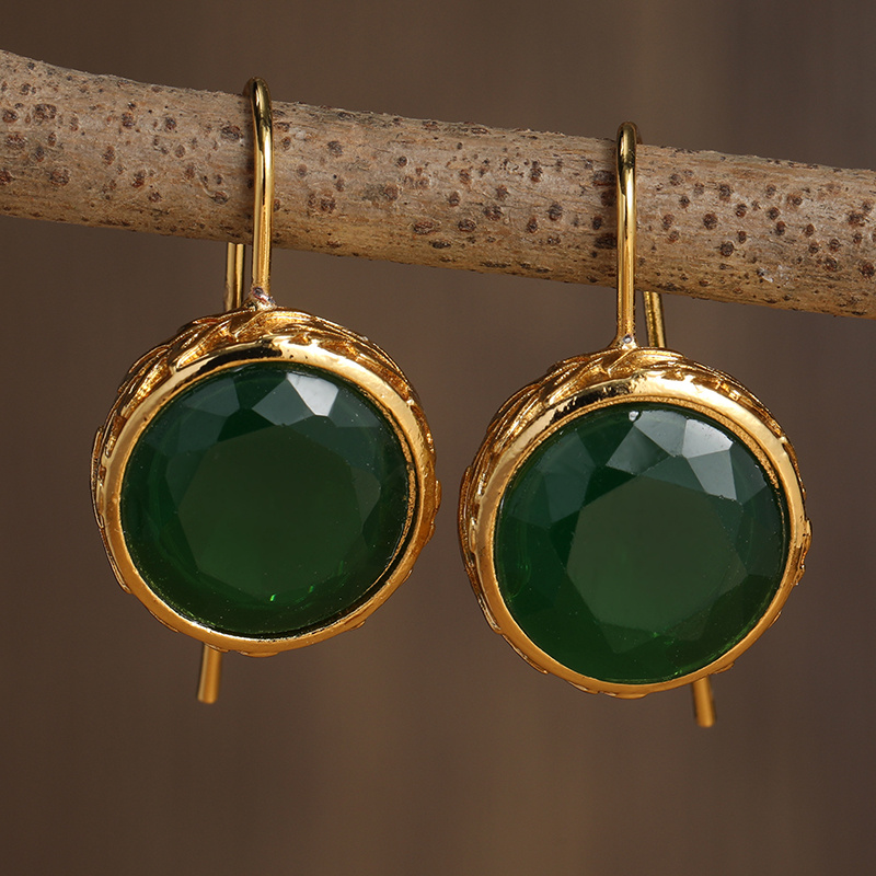 Trendy gouden oorbellen met groene steen, unieke oorbellen voor dames, eenvoudige oorbellen met steentjes voor dagelijks gebruik.