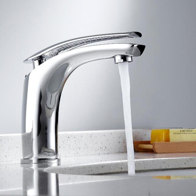 Kylpyhuoneen hana vesihana pesuallashanat valkoinen/kromi/musta vesiputouskiinnitteinen pesuallas kylmävesihana ja sekoitushana yksikahvainen kylpyvesi: Kromi