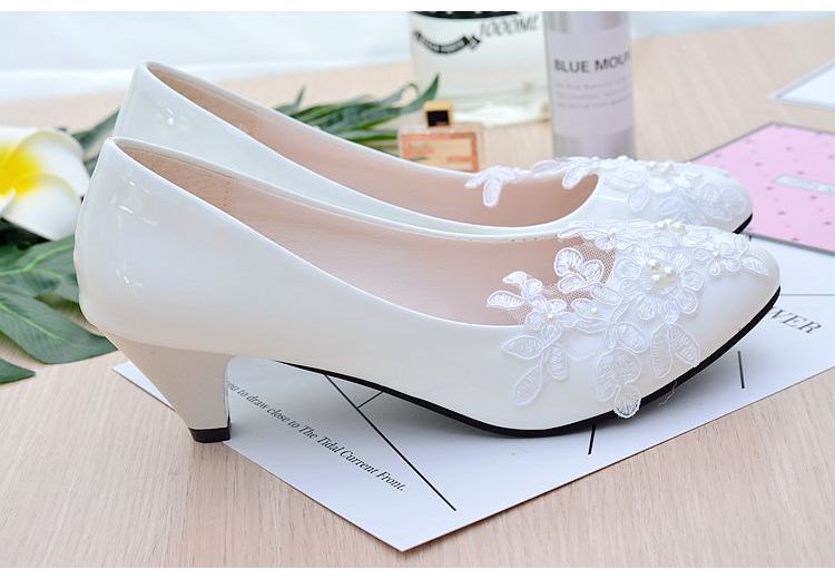 Hvite blondere pumper sko kvinne brude med 5cm hæl håndlagde blondere applikasjoner perler bruder bryllupssko kvinne