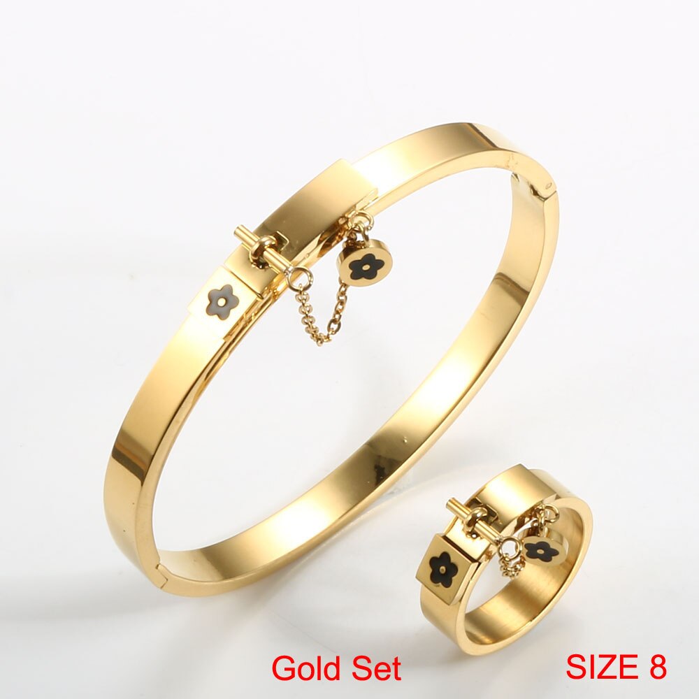 Conjunto de joyería de lujo de acero inoxidable chapado en oro para hombre y mujer, anillo de dedo con amuleto de la flor de la suerte, brazalete, para pareja: Gold Set Size 8