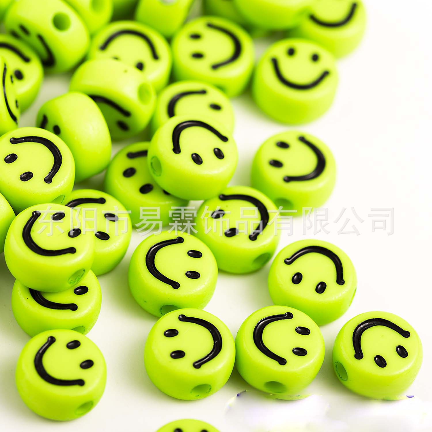 100 Stück 7 x 4 mm bunte lächelnde Gesicht Buchstaben Acryl verlieren Distanzperlen für Schmuckherstellung DIY Armbinde Zubehör: Silber
