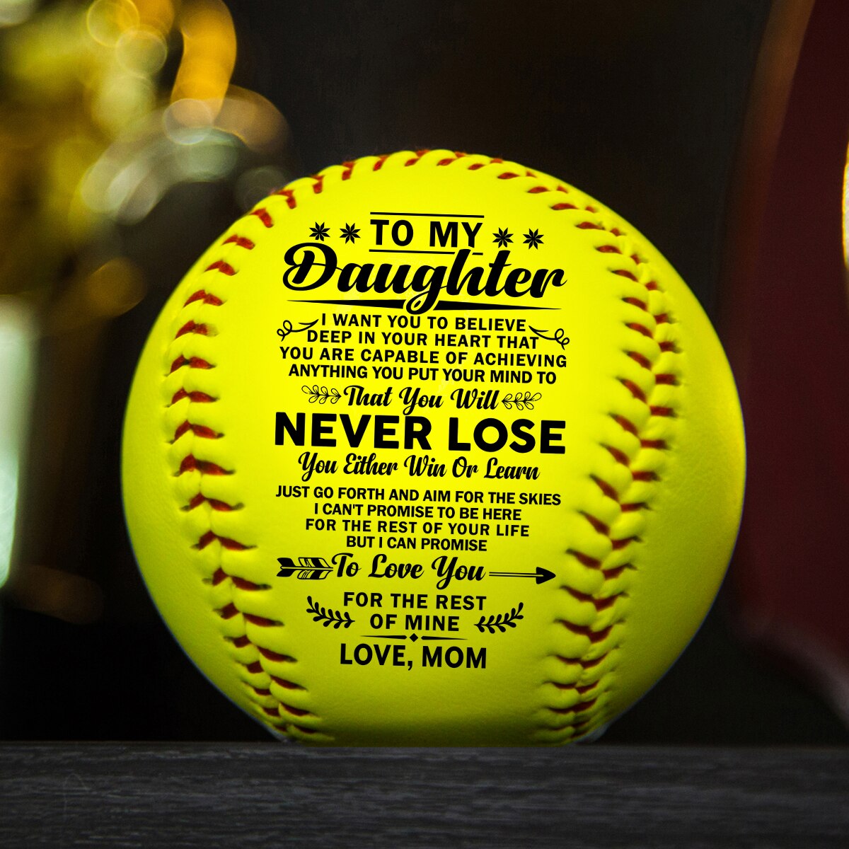 Maman à ma fille avec un message significatif imprimé sur la balle de softball qui aide à durer pour toujours.: Default Title