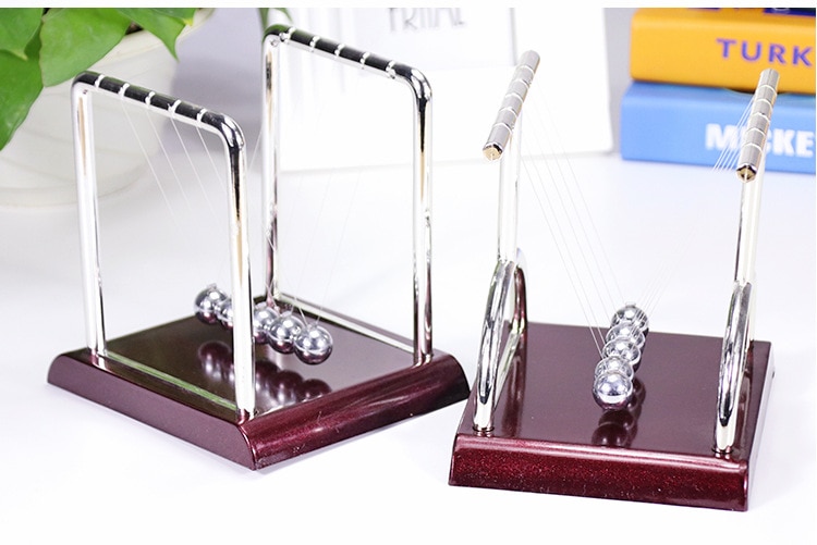 Klassisk newton vugge balance kugler metal håndværk, videnskab psykologi puslespil skrivebord sjov gadget med sort træ base - lille.