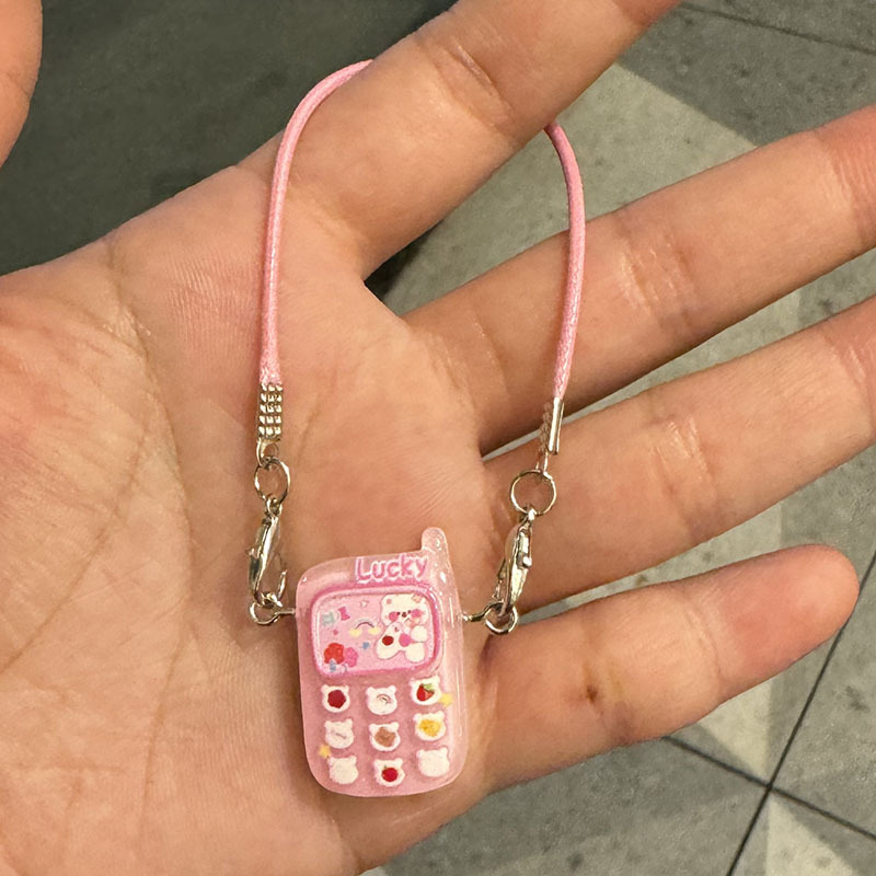 Dockskåpstillbehör smådjur miniatyr mobiltelefonmodell hängsmycke tecknad mini mobiltelefonmodell berlocker klä upp leksak: Grön