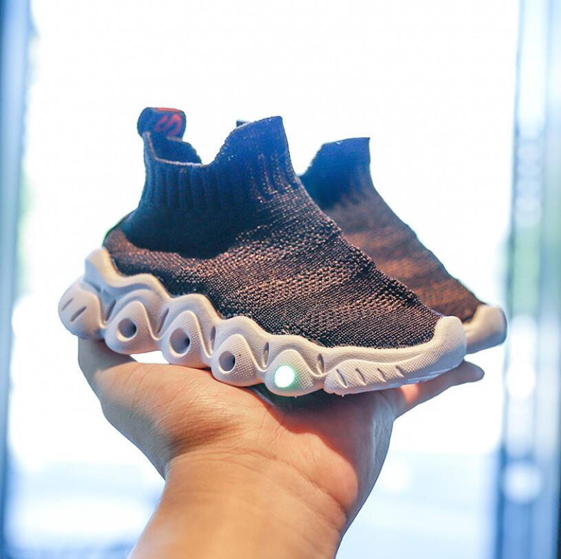 Størrelse 21-30 børnesko selvlysende sneakers til børn småbørn piger sko led sneakers til drenge piger børn sko sneakers med lys: Sort / 25 ( indersål 15.0cm)