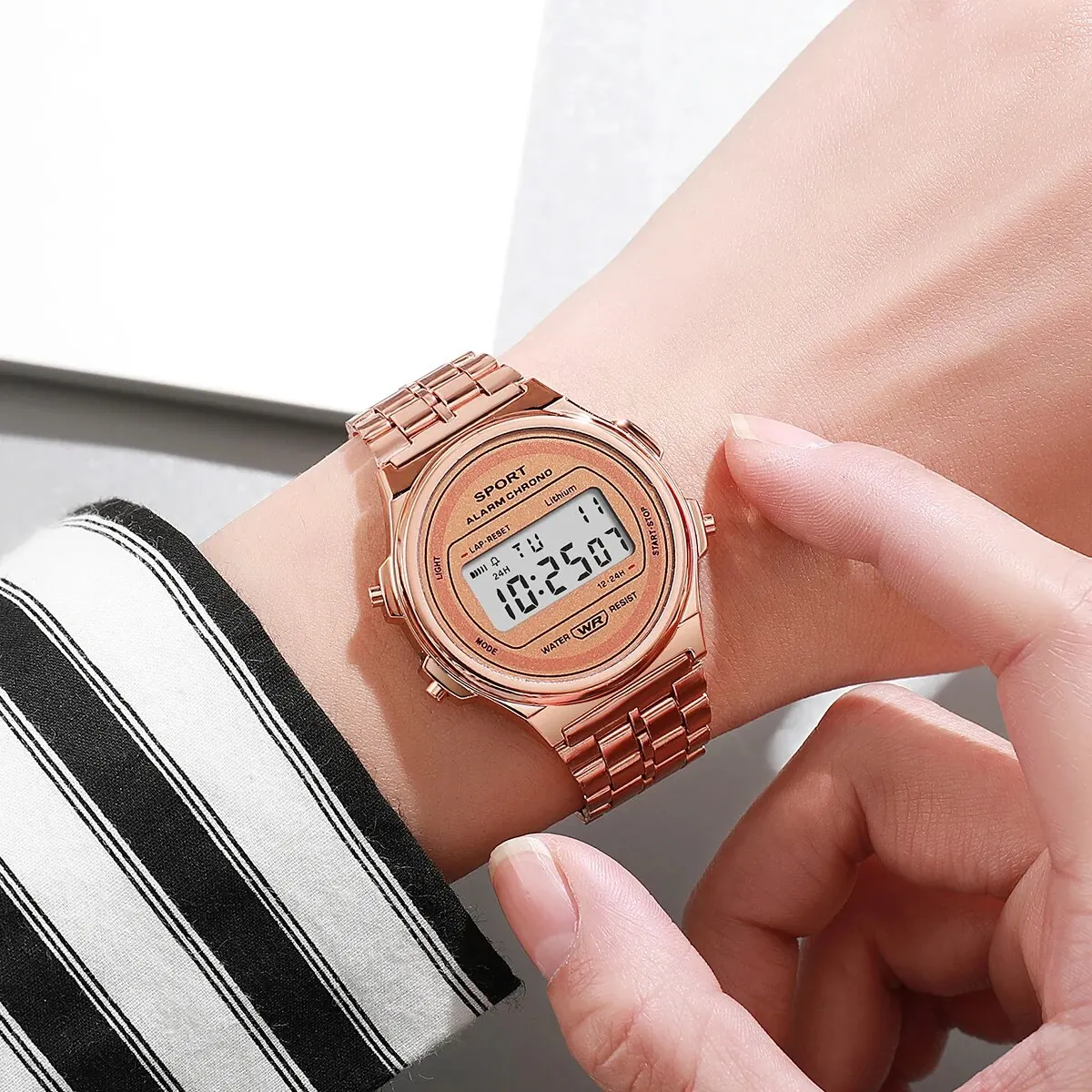 Montre électronique LED décontractée pour femme