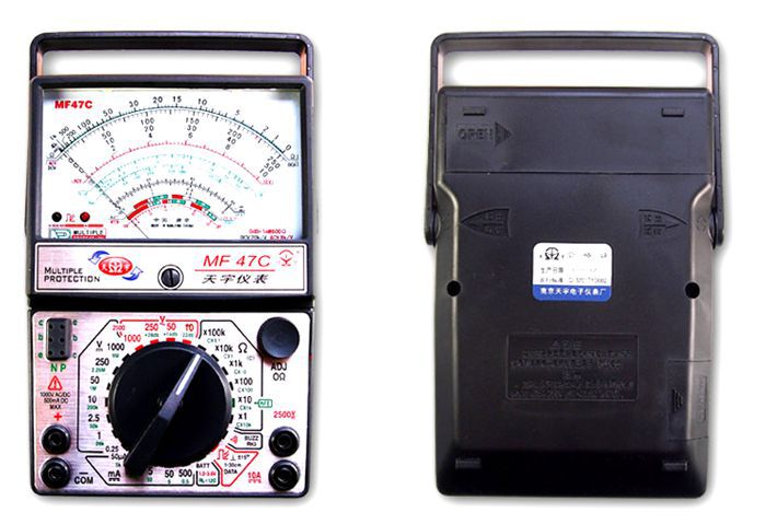Analogowy multimetr typu MF-47C/w pełni funkcjonalny/obwód AC w celu określenia linii ognia.