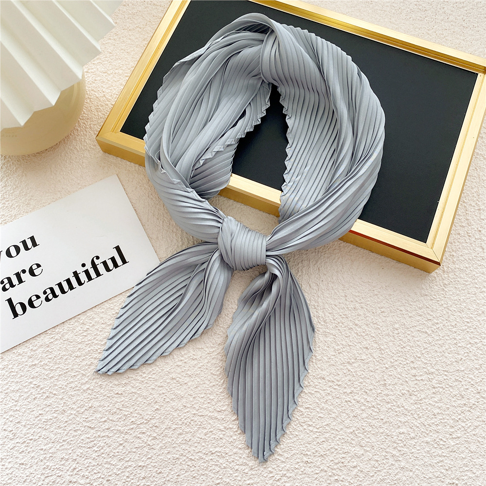 Bufanda de seda satinada pequeña para mujer, pañuelo triangular plisado de Color sólido para el cuello, banda para el pelo, lazos, Foulard femenino: Gris claro
